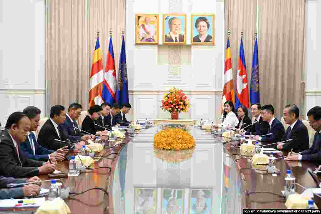 លោក ហ៊ុន ម៉ាណែត ដែលនឹងឡើងកាន់អំណាចជានាយករដ្ឋមន្ត្រីថ្មីចាប់ពីថ្ងៃទី ២២ ខែសីហាខាងមុខនេះ ជួបប្រជុំជាមួយរដ្ឋមន្ត្រីការបរទេសចិនលោក Wang Yi (វ៉ាង យី) នៅរាជធានីភ្នំណេញ កាលពីថ្ងៃទី១៣ ខែសីហា ឆ្នាំ២០២៣។