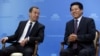 Utusan khusus China untuk urusan Eurasia, Li Hui (kanan), saat masih menjabat sebagai Dubes untuk Rusia, bersama PM Rusia Dmitry Medvedev di Moskow (foto: dok). 
