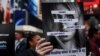 Seorang peserta aksi membawa poster yang berisi informasi tentang bahaya fentanil dalam sebuah aksi bersama di Times Square, New York, pada 21 Agustus 2023. (Foto: Reuters/Shannon Stapleton)