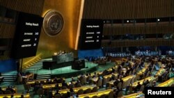 在纽约联合国总部，屏幕显示联合国大会就一项承认巴勒斯坦人有资格成为联合国全面成员国的决议草案所进行的表决结果。(2024年5月10日)