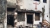 FILE - Sebuah gereja yang terbakar di pinggiran Faisalabad, Pakistan, 16 Agustus 2023, menyusul serangan yang dilakukan oleh pria Muslim setelah tiga warga Kristen dituduh melakukan penistaan agama.
