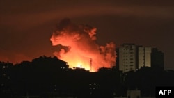 Api dan asap membubung di atas gedung-gedung di Kota Gaza selama serangan udara Israel, pada 13 Oktober 2023. (Foto: AFP)