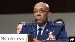 Jenderal Angkatan Udara Charles Q. Brown memberikan kesaksian dalam sidang Komite Angkatan Bersenjata Senat pada 11 Juli 2023 di Capitol Hill, Washington. (Foto: AP)