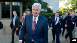 Anggota Partai Republik, Tom Emmer, berjalan meninggalkan pertemuan partainya yang digelar di Gedung Capitol, Washington, pada 24 Oktober 2023. (Foto: AP/Jose Luis Margana)
