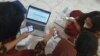 Pelajar di Surabaya memanfaatkan perangkat teknologi untuk membuat konten positif di media sosial. (Foto: Petrus Riski/VOA)