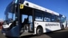 Sebuah bus yang akan digunakan untuk layanan bus otonom (swakemudi) CAVForth, AB1, dipamerkan kepada awak media di Queensferry, Skotlandia, 11 Mei 2023. (Andy Buchanan/AFP)