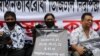 ঢাকায় প্রেসক্লাবের সামনে সদ্য পাস হওয়া ডিজিটাল নিরাপত্তা আইনের প্রতিবাদে ব্যানার ও প্ল্যাকার্ড হাতে নিয়ে বিক্ষোভ প্রদর্শন করছেন সাংবাদিকরা। (ফাইল ছবি) 