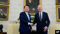 Predsednik Džo Bajden se rukuje sa predsednikom Južne Koreje Junom Suk Jeolom, tokom sastanka u Ovalnoj kancelariji Bele kuće, u Vašingtonu, 26. aprila 2023.
