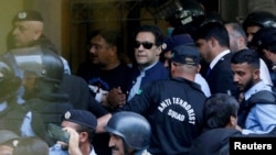 Petugas keamanan mengawal mantan Perdana Menteri Pakistan Imran Khan saat dia hadir di Pengadilan Tinggi Islamabad, di Islamabad, Pakistan, 12 Mei 2023. (Foto: Reuters)