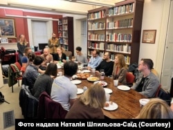 Наталія Шпильова-Саїд із колегами та студентами під час зустрічі Українського клубу в Гарварді.