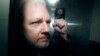 Pendiri WikiLeaks, Julian Assange, saat dibawa dari pengadilan di London, setelah menghadiri persidangan pada 1 Mei 2019. (Foto: AP/Matt Dunham)