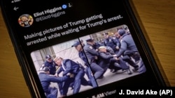 Contoh gambar yang dibuat dengan menggunakan teknologi AI yang menunjukkan petugas kepolisian Kota New York menahan Donald Trump. Gambar diunggah pada 23 Maret 2023. (FotoL AP/J. David Ake)