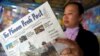 Seorang pedagang asal Kamboja membaca The Phnom Penh Post di kios barunya di Phnom Penh pada 7 Mei 2018. (Foto: AFP)