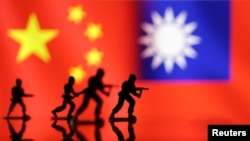 Miniatur tentara terlihat di depan bendera China dan Taiwan dalam sebuah ilustrasi yang diambil, 11 April 2023. (Foto: REUTERS/Dado Ruvic)