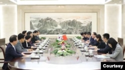 최영삼(왼쪽 가운데) 한국 외교부 차관보와 쑨웨이둥(오른쪽 가운데) 중국 외교부 부부장이 4일 베이징 시내 중국 외교부 청사에서 회동하고 있다. (한국 외교부 제공)