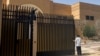 Beberapa orang tampak berada di luar gedung Kedutaan Besar Iran di Riyadh, Arab Saudi, pada 12 April 2023. (Foto: Reuters/Aziz El Yaakoubi)