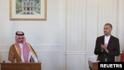 Menteri Luar Negeri Iran Hossein Amir-Abdollahian dan Menteri Luar Negeri Arab Saudi Pangeran Faisal bin Farhan Al Saud menghadiri konferensi pers bersama, di Teheran, Iran 17 Juni 2023. (Foto: Majid Asgaripour/WANA via REUTERS)