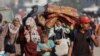  بے گھر فلسطینی اسرائیل کے انخلاکے ایک حکم کے بعد خان یونس سے انخلا کرتے ہوئے۔ فوٹو رائٹرز 8 اگست 2024