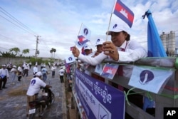 រូបឯកសារ៖ សកម្មជននិងក្រុមអ្នកគាំទ្រគណបក្សភ្លើងទៀនចូលរួមពិធីហែក្បួនក្នុងអំឡុងយុទ្ធការឃោសនា​បោះឆ្នោត​ក្រុមប្រឹក្សាឃុំសង្កាត់ នៅរាជធានីភ្នំពេញ កាលពីថ្ងៃទី ២១ ខែឧសភា ឆ្នាំ ២០២២។