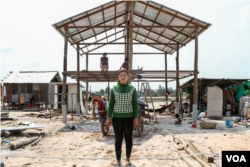 កេ យ៉ាត់ អាយុ ៣២ ឆ្នាំ ជា​ពលរដ្ឋម្នាក់​ក្នុងចំណោមពលរដ្ឋជាច្រើនគ្រួសារដែលបានស្ម័គ្រចិត្តទទួលយក​ដីនៅក្នុងតំបន់អភិវឌ្ឍរ៉ុនតាឯក នៅស្រុកបន្ទាយស្រី ខេត្តសៀមរាប កាលពីថ្ងៃទី ១២ ខែកុម្ភៈ ឆ្នាំ ២០២៣។ (ទែន សុខស្រីនិត/វីអូអេ)