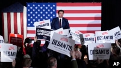 Kandidat presiden dari Partai Republik yang juga merupakan Gubernur Florida Ron DeSantis menyapa para pendukungnyadi West Des Moines, Iowa, pada 15 Januari 2024. (Foto: AP/Charlie Neibergall)