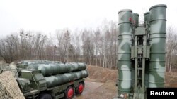 “Існує реалістична ймовірність того, що коли Росія замінить знищені системи в Україні, вона послабить свою протиповітряну оборону на інших оперативних напрямках”, – британська розвідка. Фото: Архівне фото, Reuters, ЗРК С-400