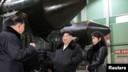 북한은 김정은 국무위원장이 딸과 함께 ‘중요군용대차생산공장’을 현지지도했다며 5일 관영매체를 통해 사진을 공개했다. 대륙간탄도미사일 이동발사대 생산 시설을 방문한 것으로 보인다.