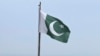 Bendera Pakistan berkibar di sebuah pos pengintai di Islamabad, Pakistan, pada 27 Juli 2022. (Foto: AP)