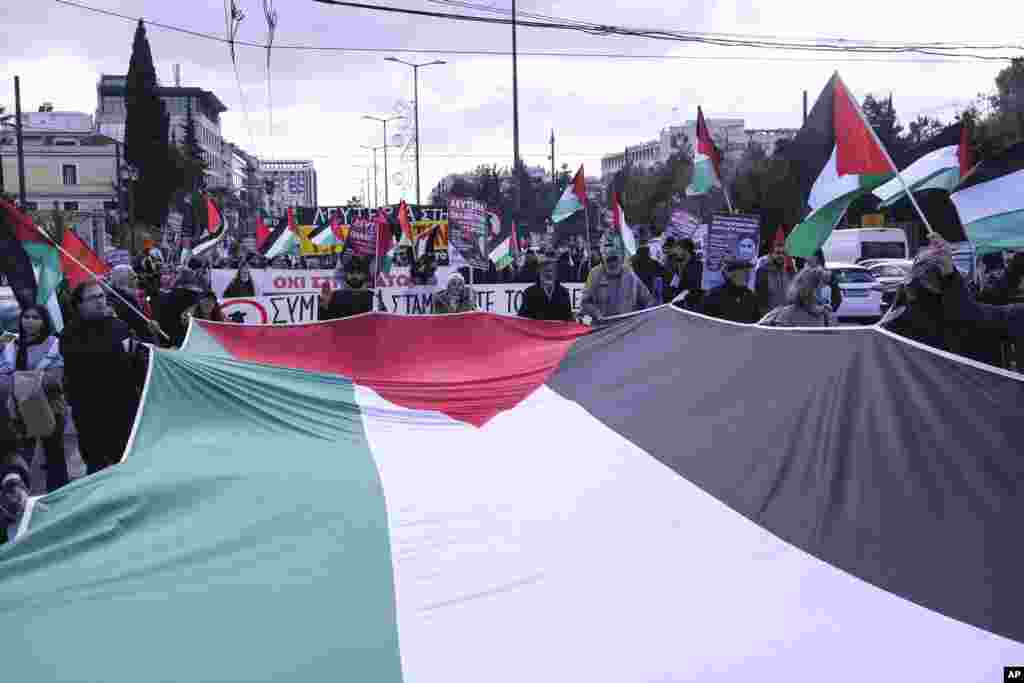 یونان کے دارالحکومت ایتھنز میں مظاہرے میں شرکا نے فلسطینی جھنڈے اٹھائے ہوئے تھے۔ 