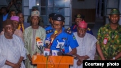Kwamishinan 'yan sanda jihar Kano, Mohammed Usaini Gumel zagaye da sauran jami'an tsaro da shugabannin jam'iyyun siyasa a Kano (Hoto: Facebook/Kiyawa)