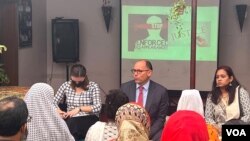 Peter Haas, Duta Besar AS untuk Bangladesh, hadir dalam pertemuan dengan sejumlah keluarga dari para korban penghilangan paksa, di Dhaka, pada 14 Desember 2022. (Foto: VOA/Emdadul Haque)