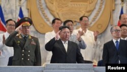 김정은(가운데) 북한 국무위원장과 세르게이 쇼이구(왼쪽) 러시아 국방장관이 27일 평양 김일성광장에서 진행된 '전승절(한국전쟁 정전협정체결일)' 70주년 열병식 도중 거수경례하고 있다. 오른쪽은 리훙중 중국 전국인민대표대회 상무위원회 부위원장. 조선중앙통신이 다음날(28일) 보도한 장면.
