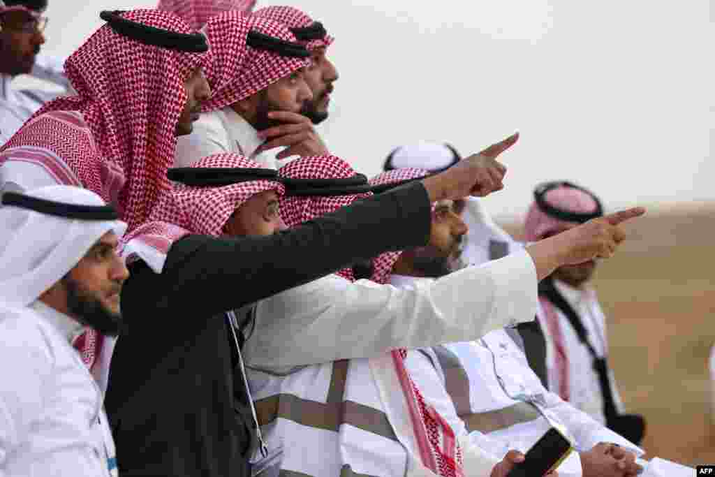 رمضان کا چاند دیکھنے کے لیے حکام اور عام لوگ بھی جمع ہوتے ہیں۔ 