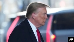 Mantan Presiden AS Donald Trump berjalan meninggalkan gedung apartemennya di New York, pada 17 Januari 2024. (Foto: AP/Seth Wenig)