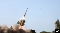 Pamje arkivi e një rakete të lëshuar gjatë një stërvitje në Iranin jugor, sipas një fotografie në faqen e internetit të ushtrisë iraniane, më 19 janar, 2024/Ushtria iraniane via AP