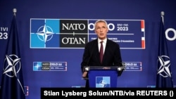 옌스 스톨텐베르그 북대서양조약기구(NATO∙나토) 사무총장이 1일 노르웨이 오슬로에서 이틀째 진행된 나토 외무장관 회의 직후 기자회견하고 있다. 
