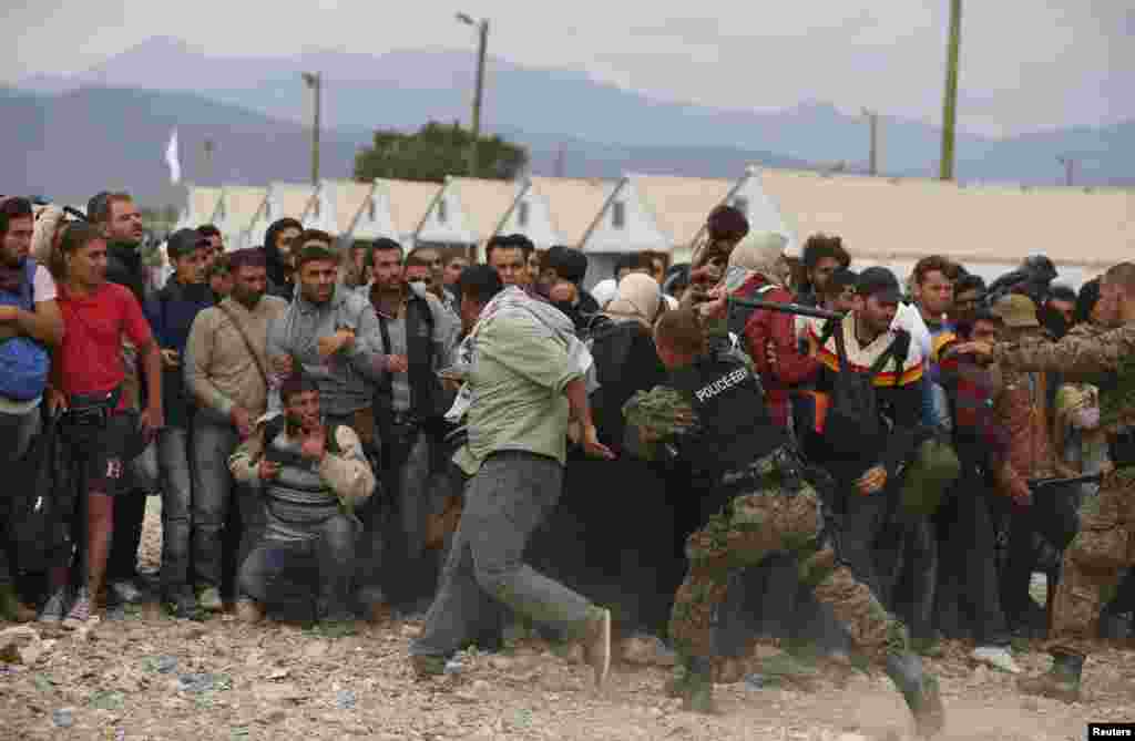 Wani dan sanda ya bugi wani mutum a lokacin da ya ke kokarin tabbatar da oda, a lokacin da bakin haure ki jiran jirgin kasan da zai kai su sansaninsu na wucin gadi. &nbsp;