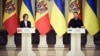 Presidenti ukrainas Zelenskiy gjatë konferencës së përbashkët për shtyp me Presidenten moldave Sandu