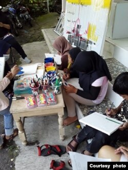 Anak-anak belajar melukis di sanggar seni "Tirta Kelapa" (foto: courtesy).
