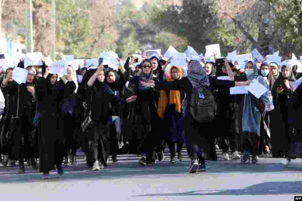 دختران در افغانستان پس از تسلط دوباره‌ طالبان از دسترسی به آموزش درمقطع متوسطه ولیسه ممنوع شدند