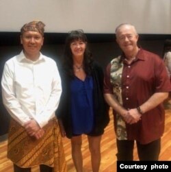 Oke Kurniawan, Presiden KMI/IDN Dallas-Fort Worth berpose bersama Doc Dority, pendiri Pencak Silat Dallas, bersama istrinya.