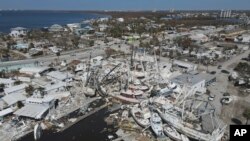 Ribarski i drugi brodovi leže na zemlji na fotografiji napravljenoj dronom, posle prolaska uragana Ian, u ostrvu San Karlos, u Fort Majers Biču, Florida, 7. oktobra 2022.