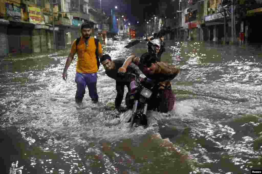 کراچی میں گزشتہ کئی برس سے مون سون کے دوران شہر میں سیلابی صورتِ حال کا پیدا ہونا معمول بن چکا ہے اور رواں سال بھی کئی مرتبہ ایسا ہو چکا ہے۔
