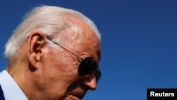 Presiden AS Joe Biden berbicara kepada awak media ketika ia tiba di pangkalan udara Andrews, di Maryland, pada 20 Juli 2022. (Foto: Reuters/Jonathan Ernst)