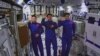 Tangkapan layar dari Pusat Kontrol Dirgantara Beijing, menunjukkan astronot China dari kiri, Cai Xuzhe, Chen Dong dan Liu Yang melambai dari dalam modul lab antariksa China "Wentian" pada Senin, 25 Juli 2022 (foto: dok). 