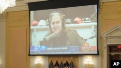 Steve Bannon terlihat di layar video saat komite pemilihan DPR yang menyelidiki serangan 6 Januari di Capitol AS mengadakan sidang di Capitol di Washington, Selasa, 12 Juli 2022. (Sarah Silbiger/Pool via AP)