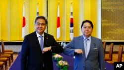 박진(왼쪽) 한국 외교장관과 하야시 요시마사 일본 외무상이 지난 7월 도쿄에서 회동하고 있다. (자료사진)
