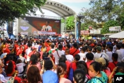 Pendukung Presiden baru Ferdinand Marcos Jr menonton pidato kenegaraan di layar lebar di sepanjang Jalan Batasang Pambansa, di luar Kongres DPR di Quezon City, Manila Senin, 25 Juli 2022.(AP Photo/ Gerard Carreon)