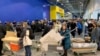 Orang-orang mengantre untuk membayar di gerai IKEA di pinggiran Moskow, Rusia, pada 3 Maret 2022. (Foto: AP)