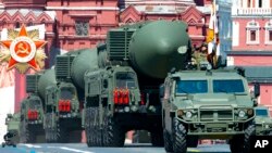 ARHIVA - Ruske balističke rakete na vojnoj paradi u Moskvi (Foto: AP/Alexander Zemlianichenko)